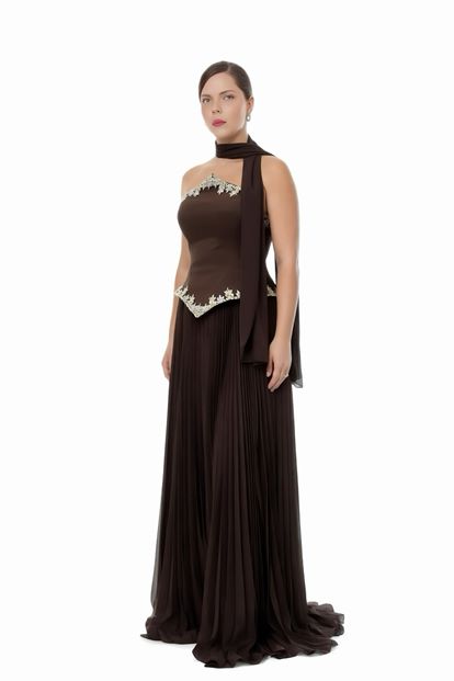 فستان سهرة بني اللون بدون حمالات بمقاسات كبيرة، مطوي، بمقاسات كبيرة